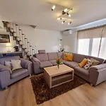 Paula Apartman *