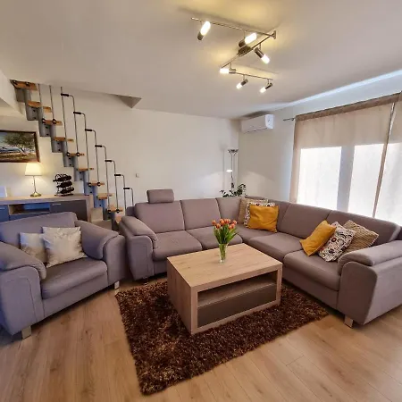 Paula Apartman *