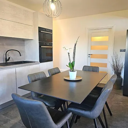 Paula Apartman *